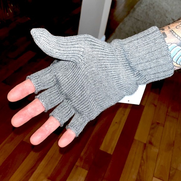 UGG Men’s Knit Flip Top Gloves/Mittens in Gray - Picture 4 of 12